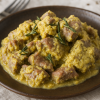 Agnello cacio e ova con salsa cremosa al pecorino e rosmarino su piatto rustico