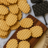Ferratelle abruzzesi croccanti su tagliere con ferro tradizionale per la cottura