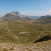 Panorama di Campo Imperatore con strade tortuose e montagne maestose
