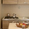 Cucina con moka, pentolino e tavolo apparecchiato.