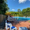 Piscina con ombrelloni gialli e sedie a sdraio.