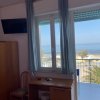 Scrivania vicino alla finestra con vista mare.
