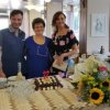 Tre persone con una torta di compleanno in un ristorante.