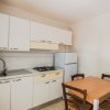 Cucina con tavolo di legno e sedie.