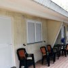 Esterno di una casa con sedie nere.
