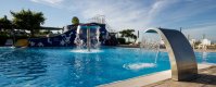 Piscina con scivolo e fontana d'acqua.