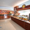 Buffet di frutta e bevande in un ristorante accogliente.