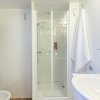 Un bagno con cabina doccia e lavandino moderno.