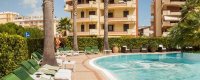 Balcone con tavolino e vista mare.