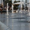 Fontane con persone che camminano intorno.