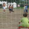Bambini giocano a calcio, un tiro in prossimità del portiere.