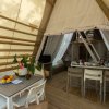 Sala da pranzo all'aperto con frutta su tavolo e pianta decorativa.