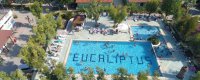 Piscina vista dall'alto con la scritta 