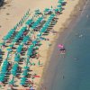 Spiaggia con ombrelloni e bagnanti.