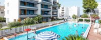 Una piscina all'aperto circondata da edifici residenziali.